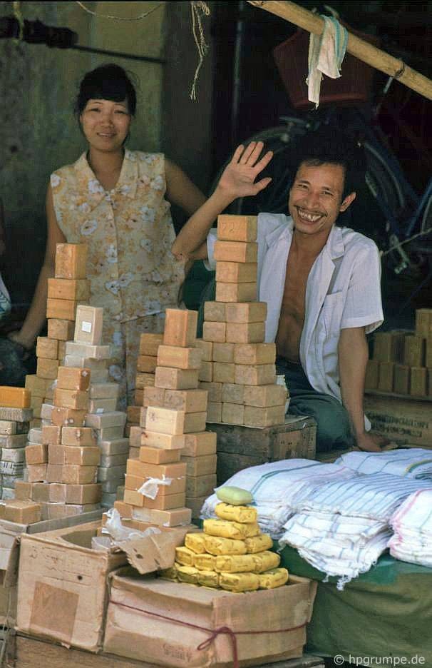 Cửa hàng bán xà phòng Liên Xô và khăn mặt, Hà Nội 1991.